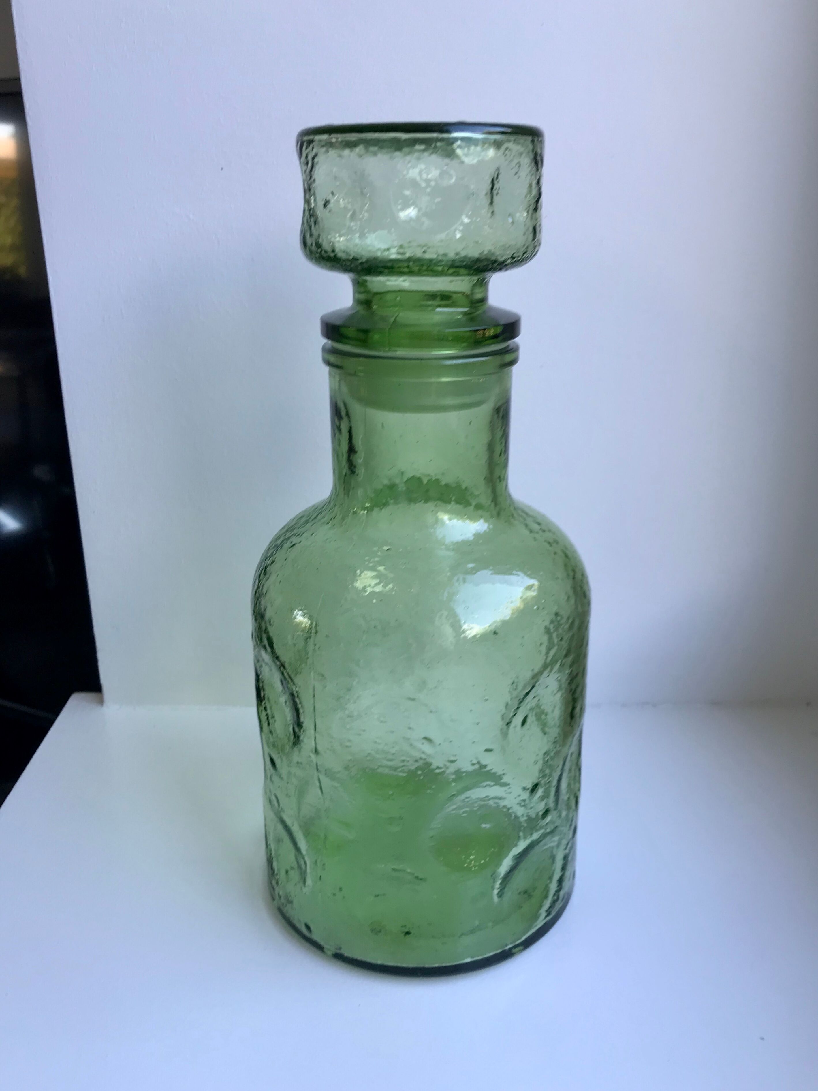 Set of decanter and 9 green glasses in bubbled glass 70s