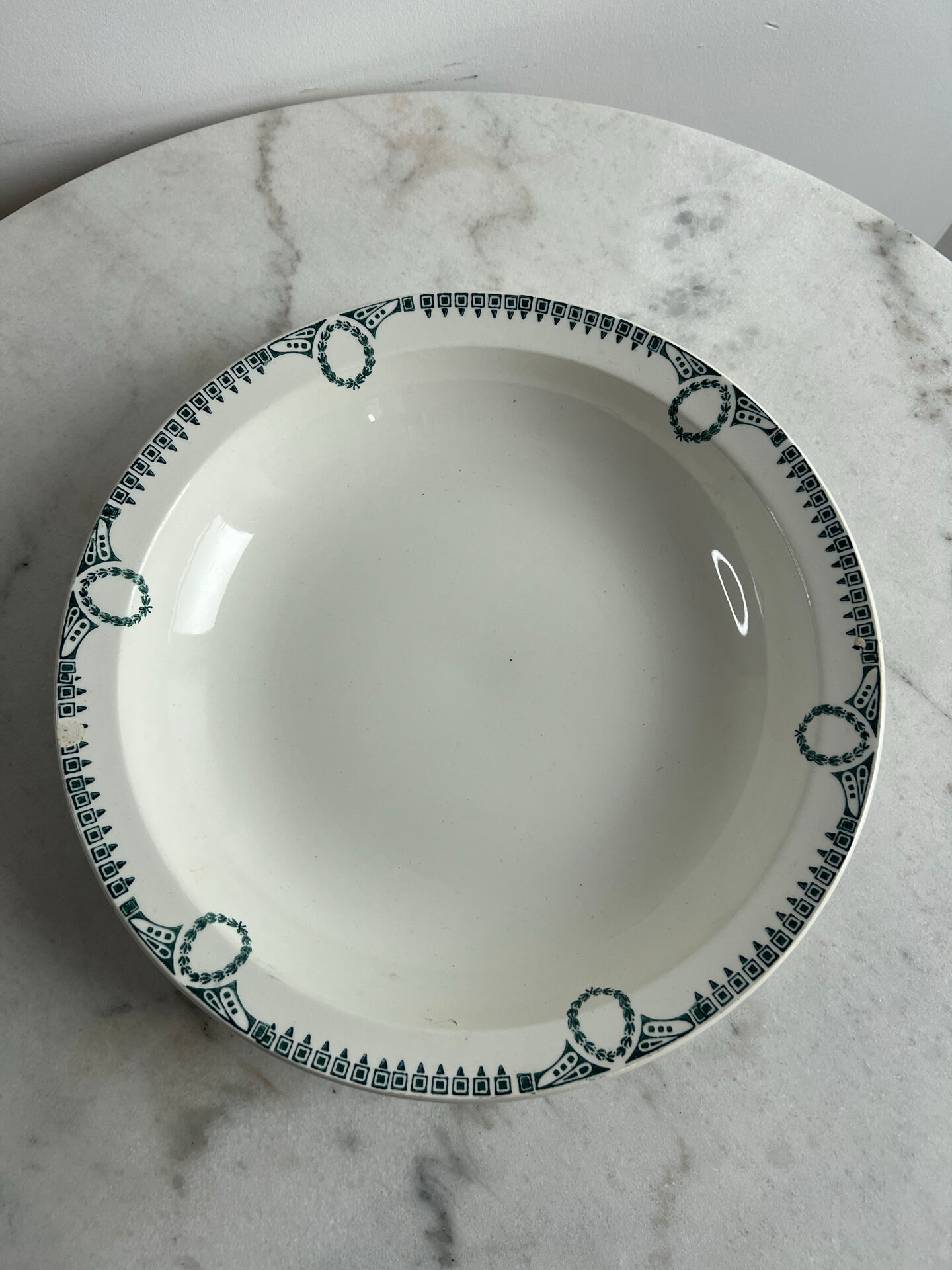 Shallow dish St Amand decorated with green crowns.