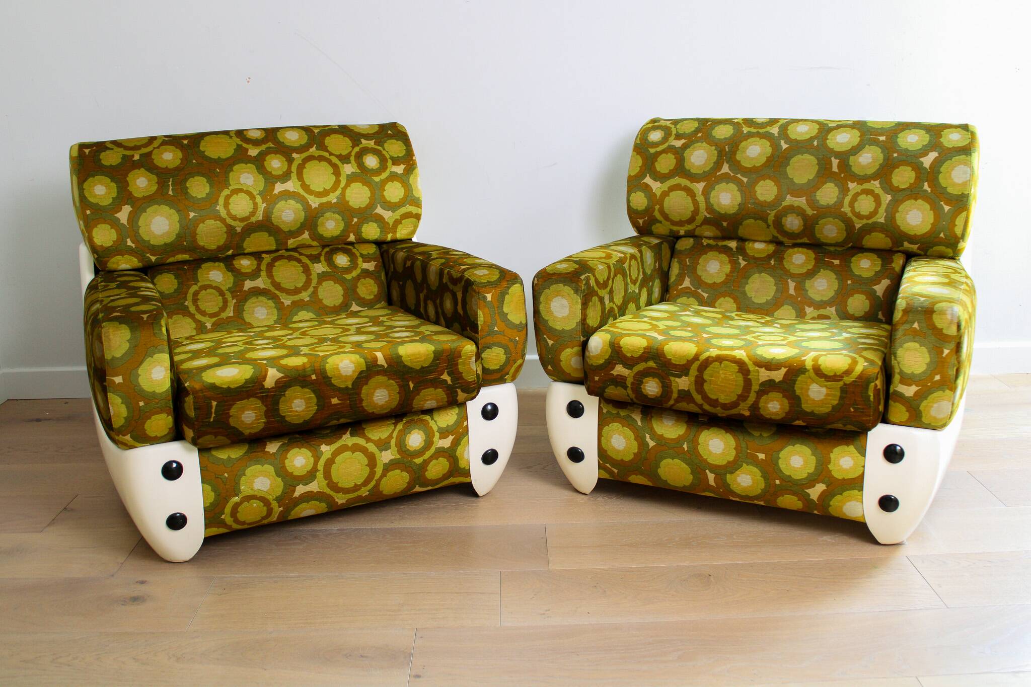 A pair of vintage mid-century modern arm chairs - Italy 1970s