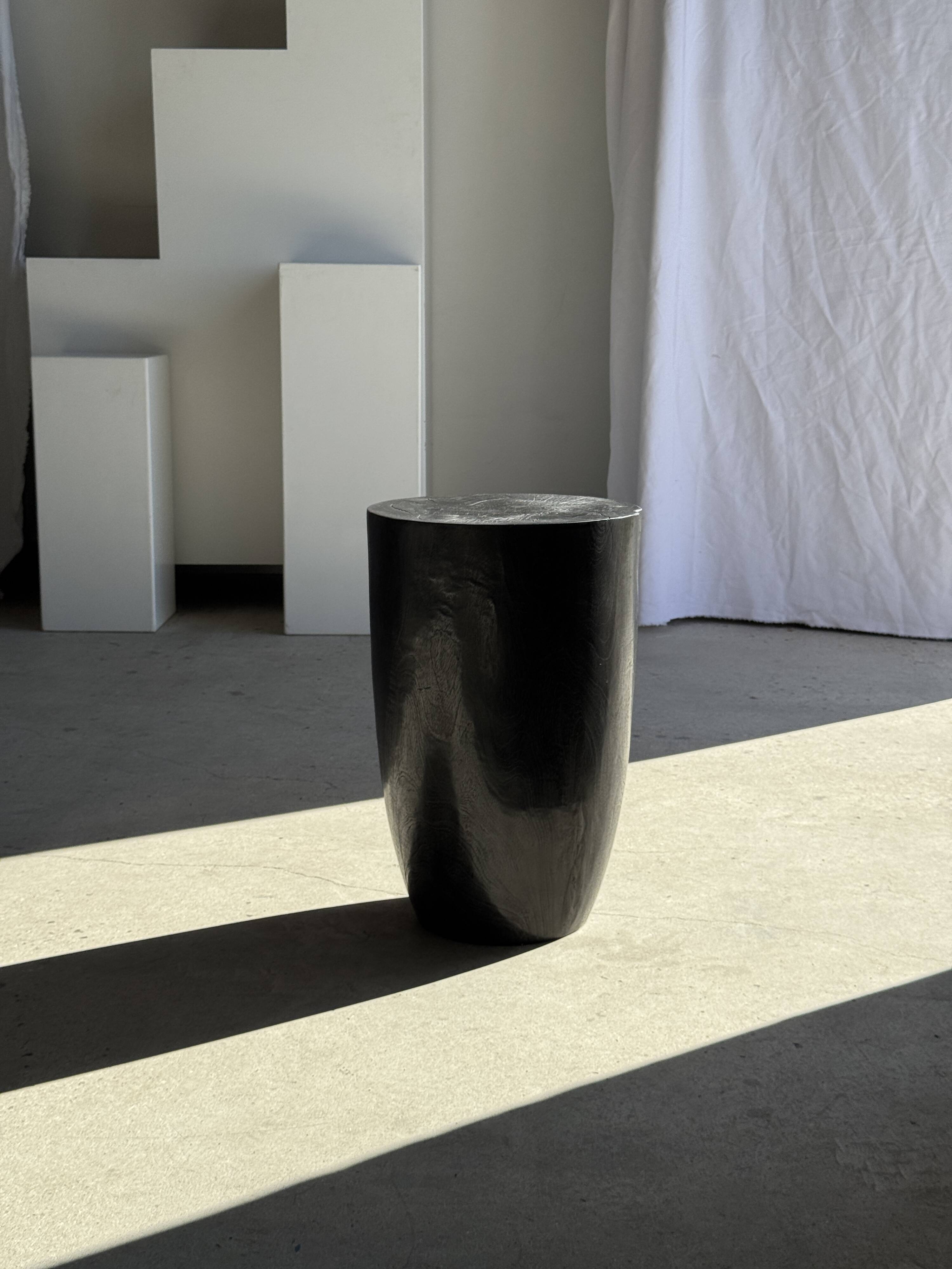 Stool, side table, end table in solid mango wood, cylindrical.