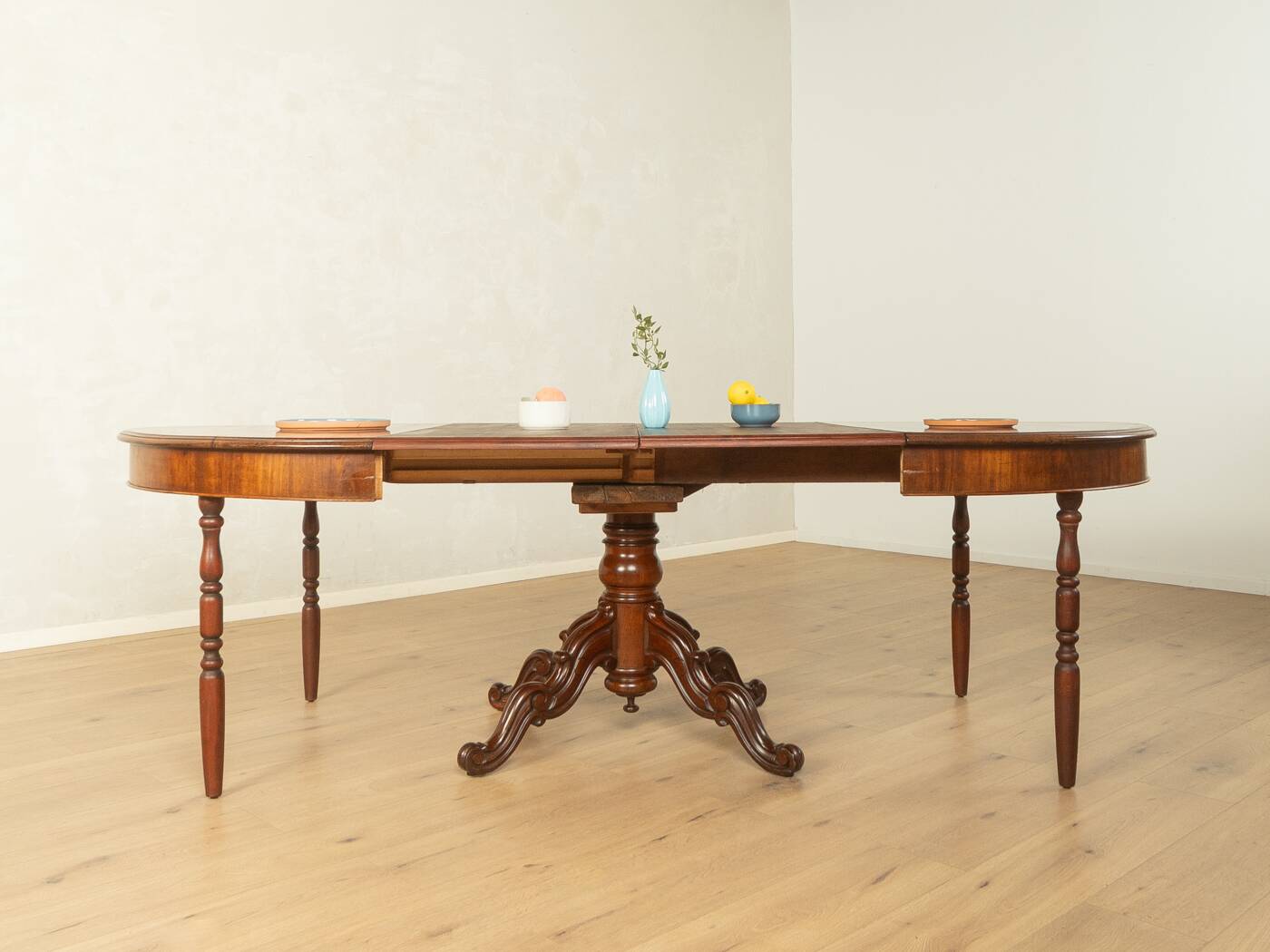 Antique extendable table before 1900