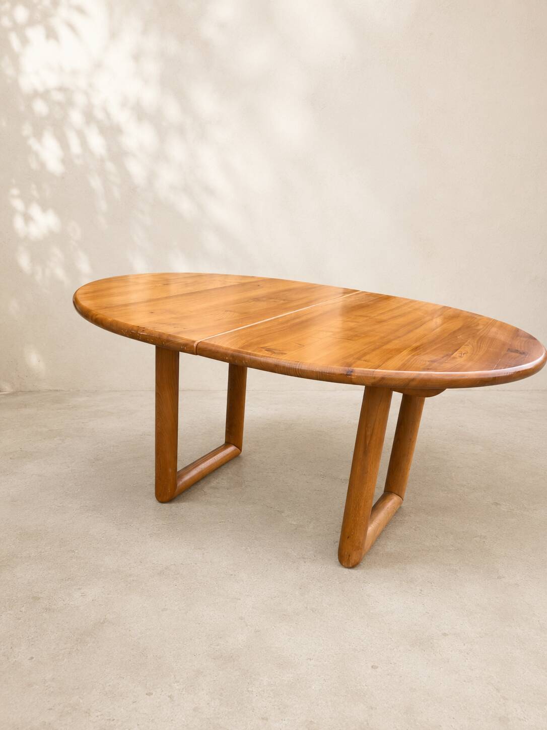 Grande table ovale extensible en orme massif – Travail français, années 197