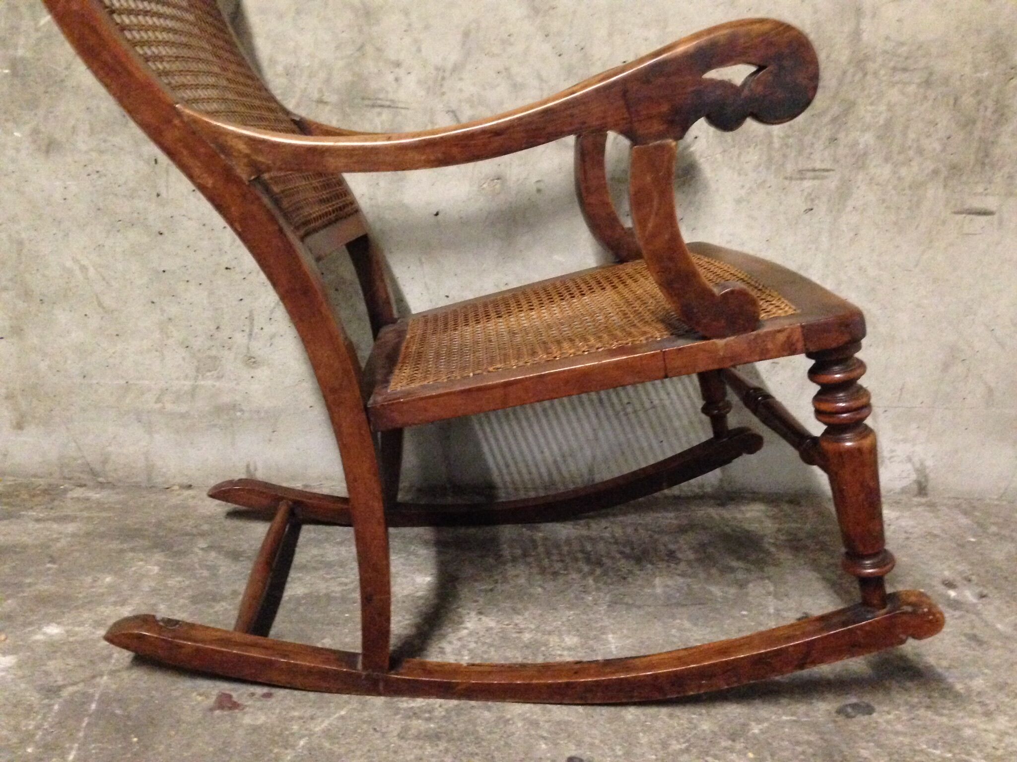 Rocking-chair en bois de cannage