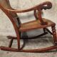 Rocking-chair en bois de cannage