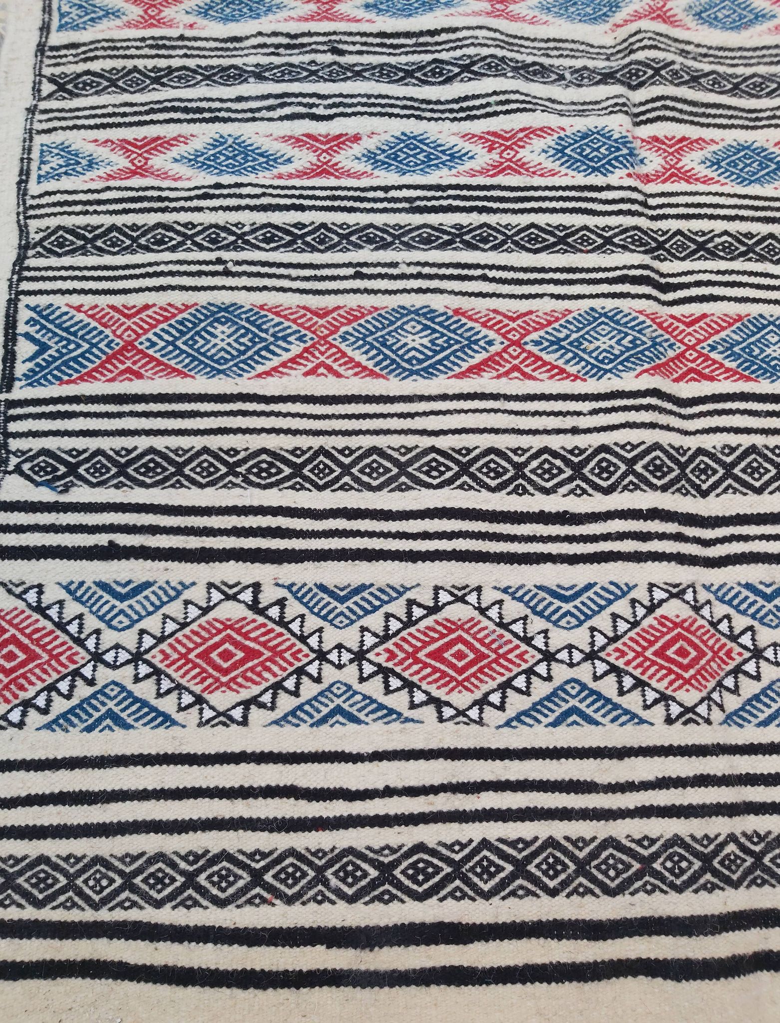 Tapis blanc à motifs multicolores fait main 200x110cm