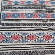 Tapis blanc à motifs multicolores fait main 200x110cm