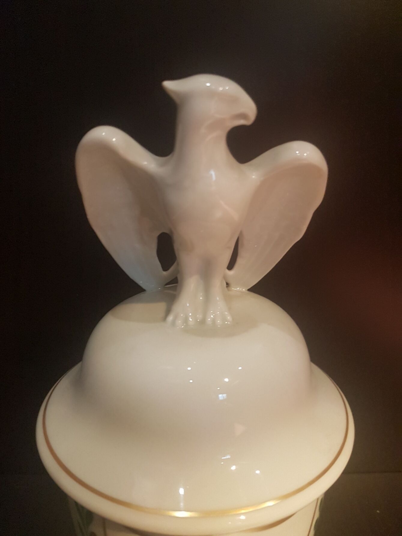 Porcelain pharmacy pot