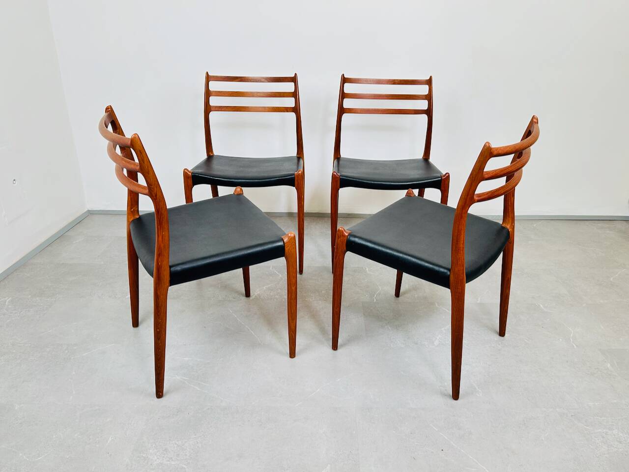 Ensemble de 4 chaises modèle 78 en teck et cuir par Niels O. Møller