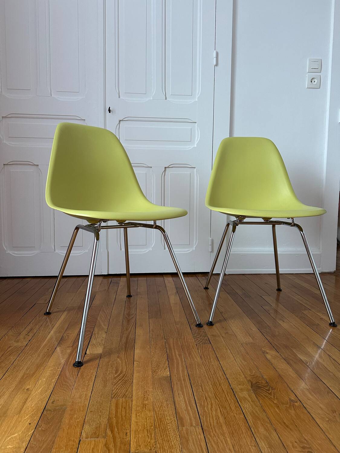 2 DSX chairs by Charles & Ray Eames