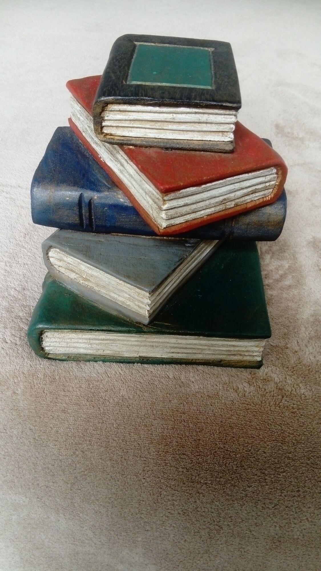 Hold pile holder of books carved wood trompe l oeil