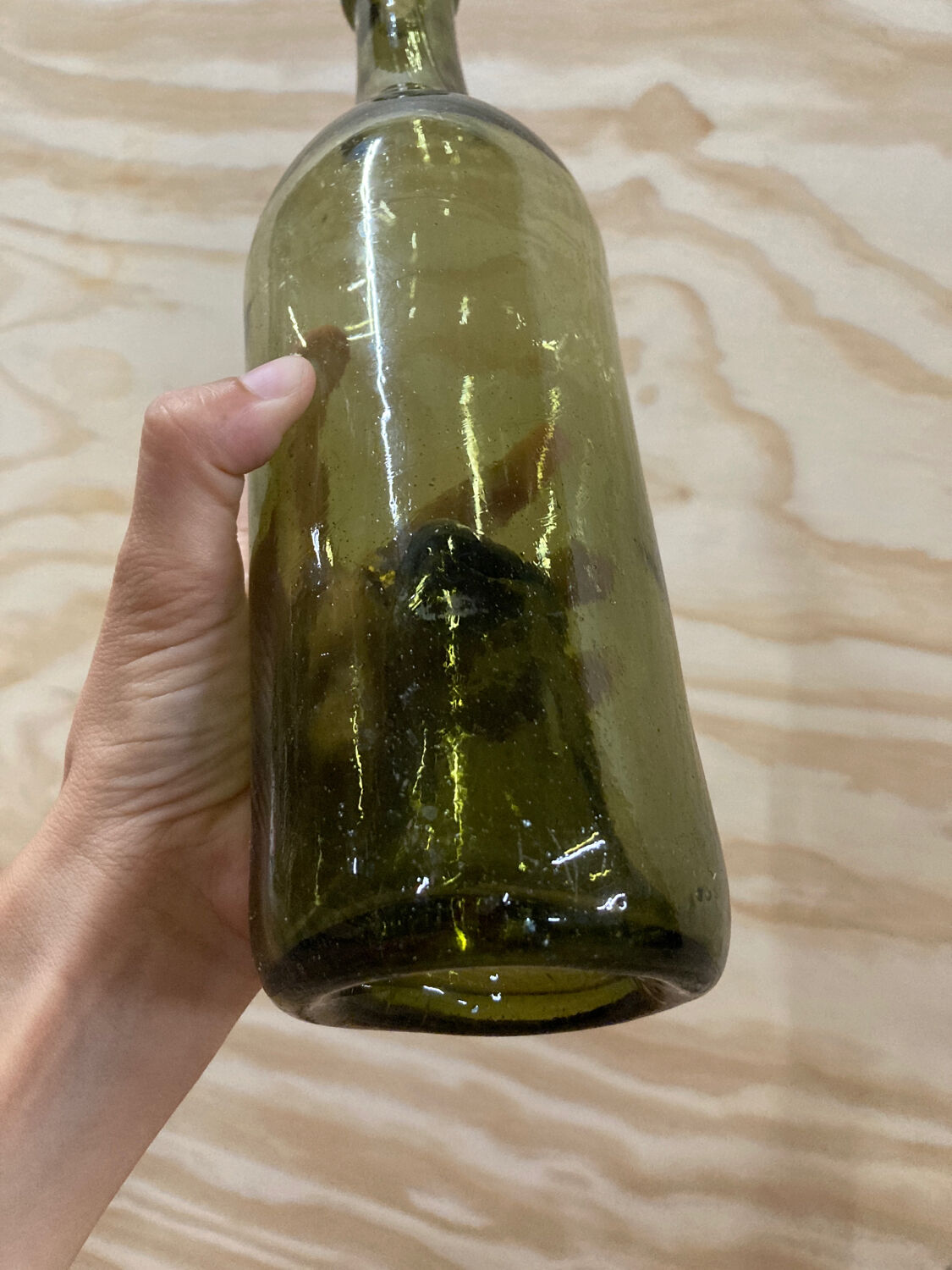 Bouteille en verre verte ancienne Wabi Sabi