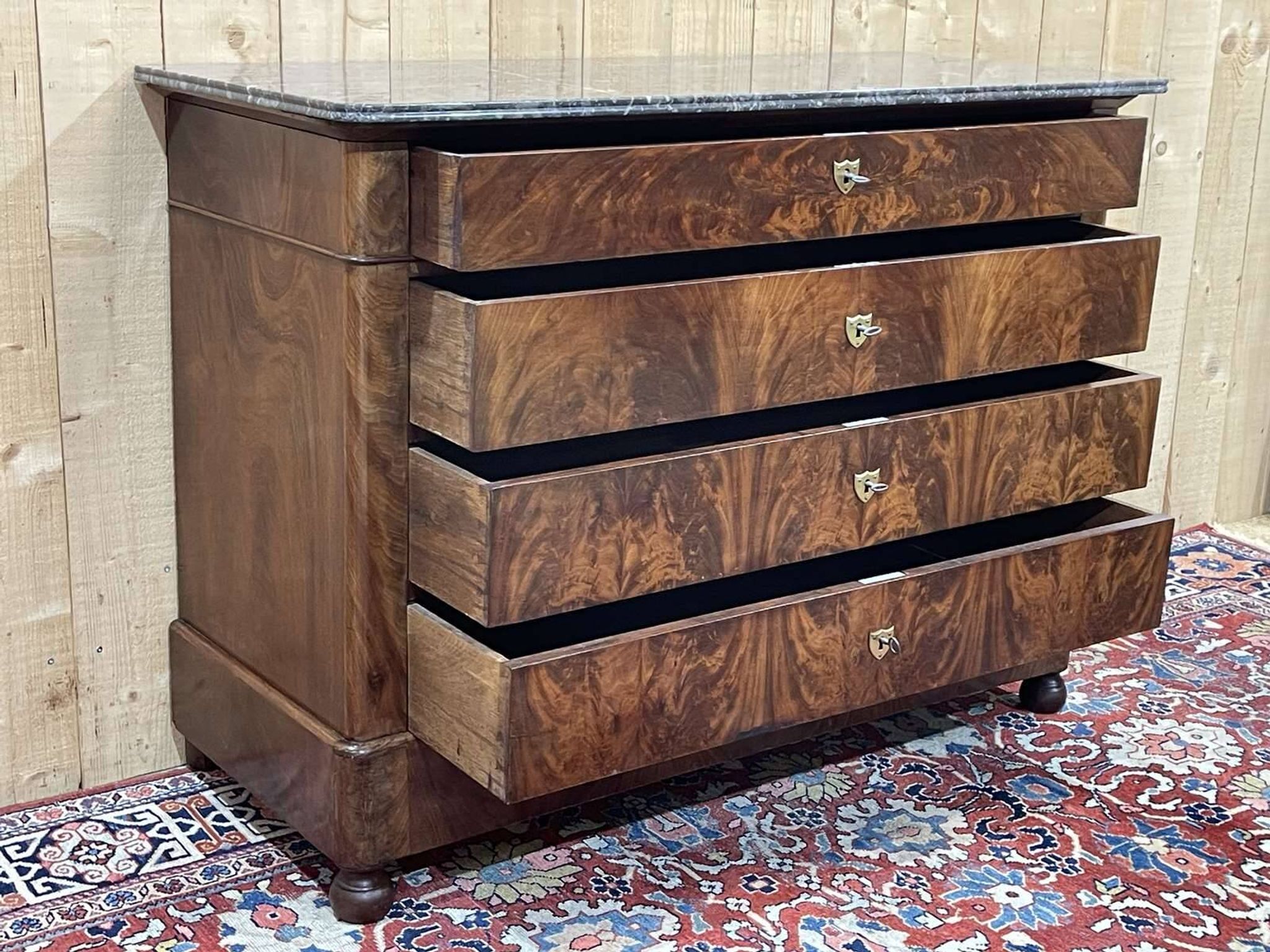 19th century Restoration chest of drawers in mahogany and marble top