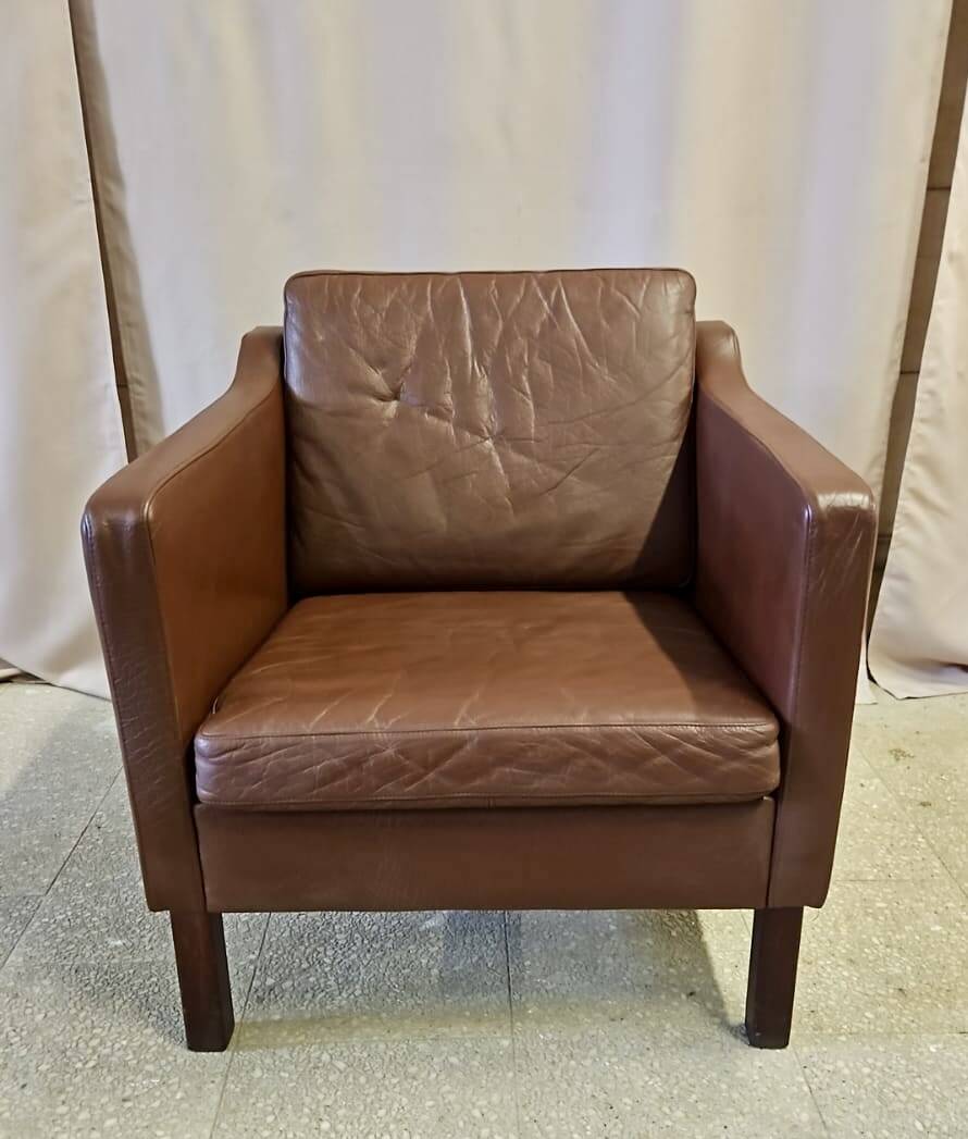 Fauteuil danois en cuir marron à dossier bas 1960