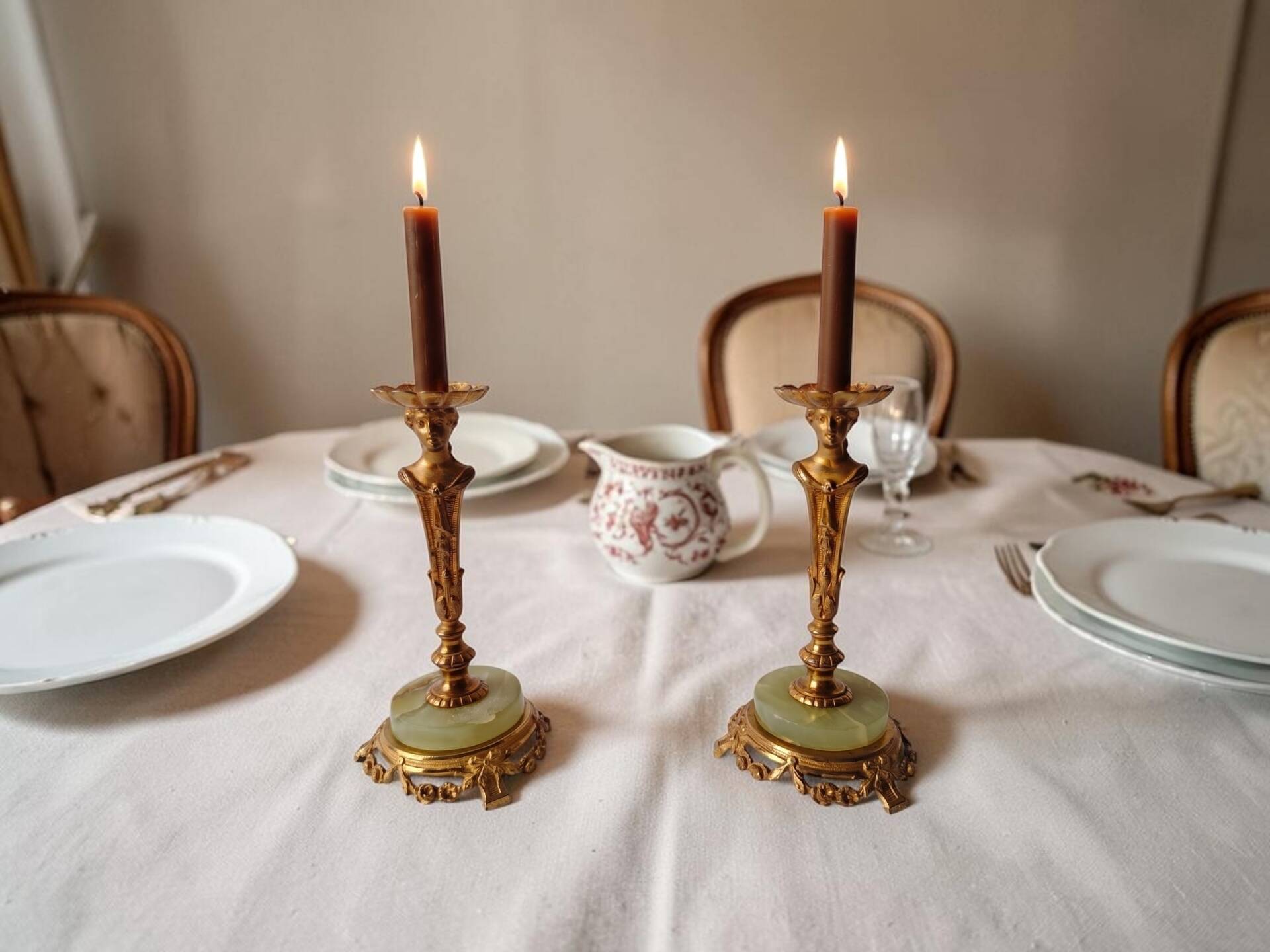 Pair of neoclassical candle holders in gilded bronze and green onyx, bust of