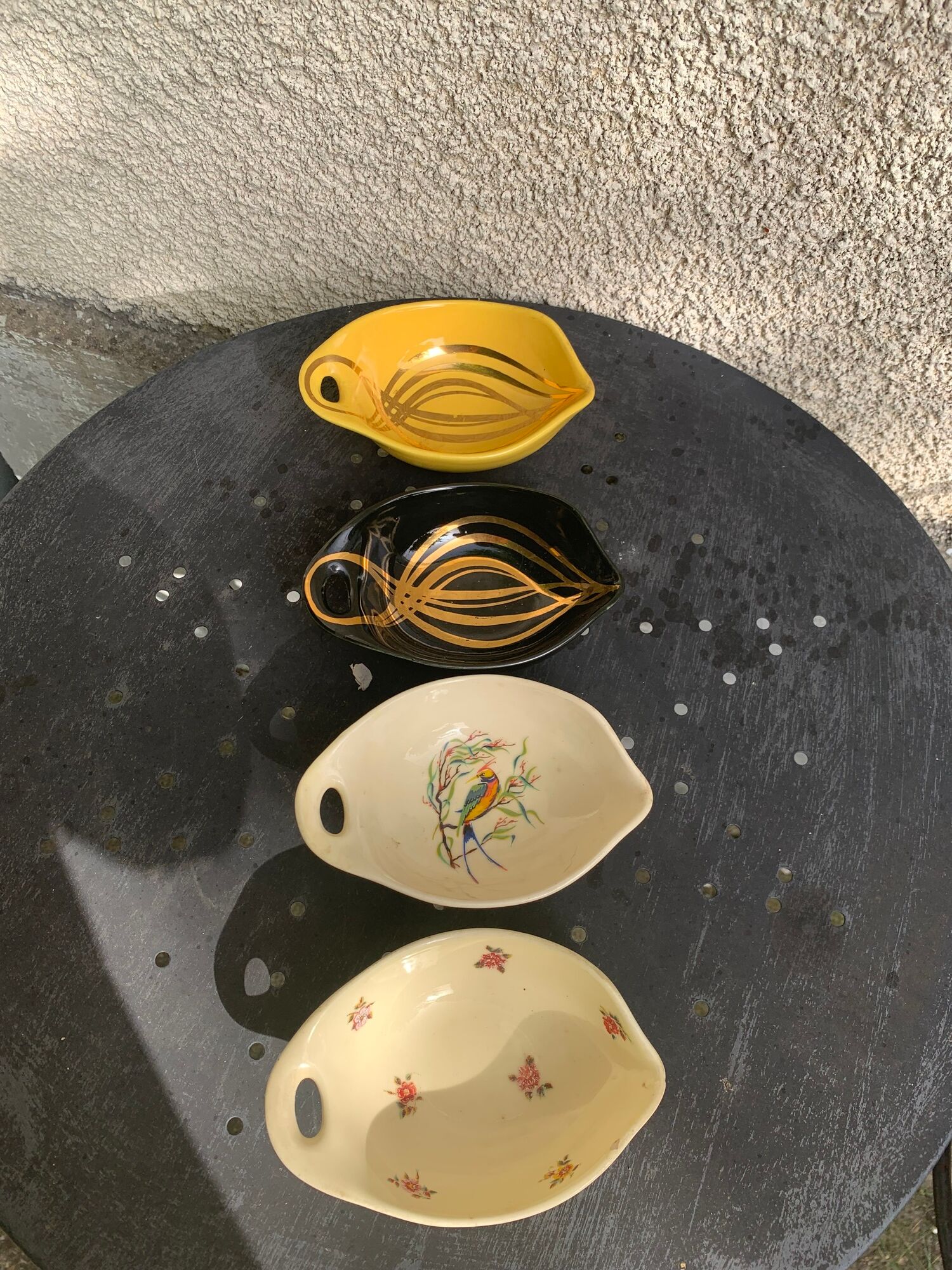 4 enameled ceramic bowls with gold or bird or flower pattern decoration, design and vintage 1950