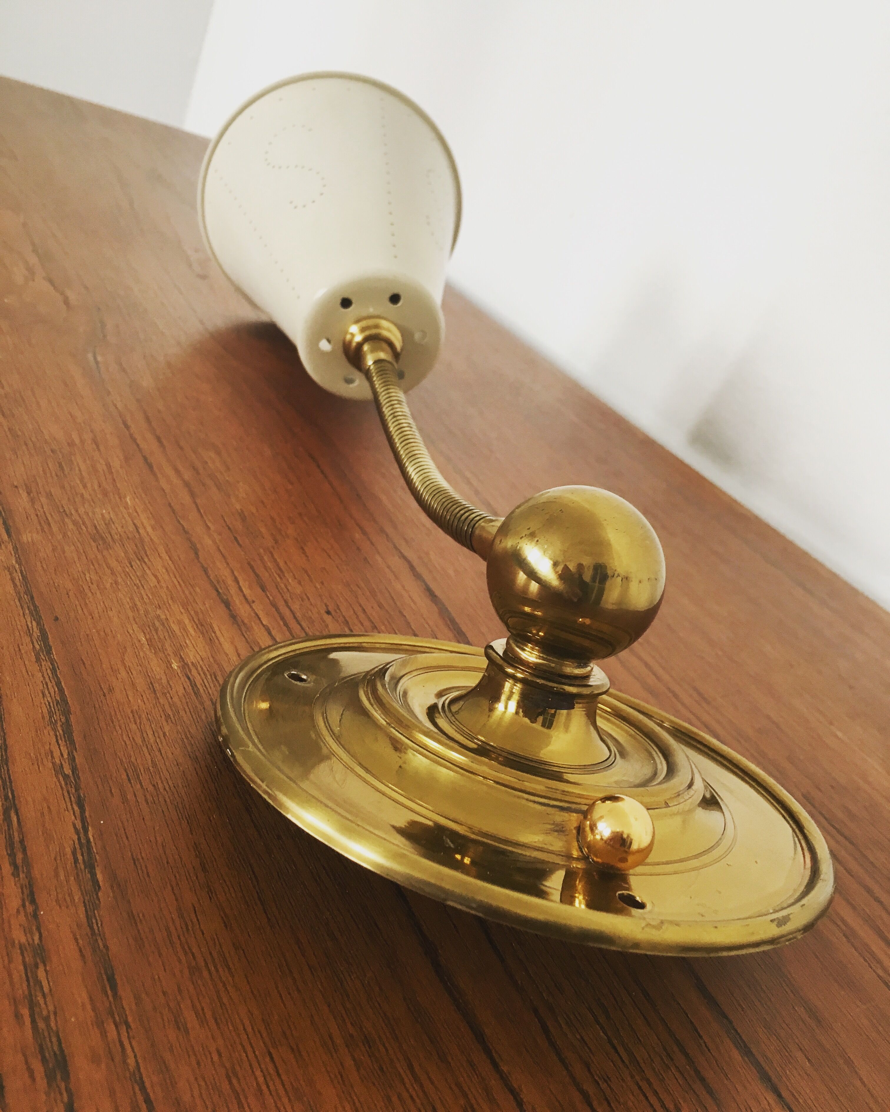 Magnificent adjustable italian Mid Century Modern brass wall sconce