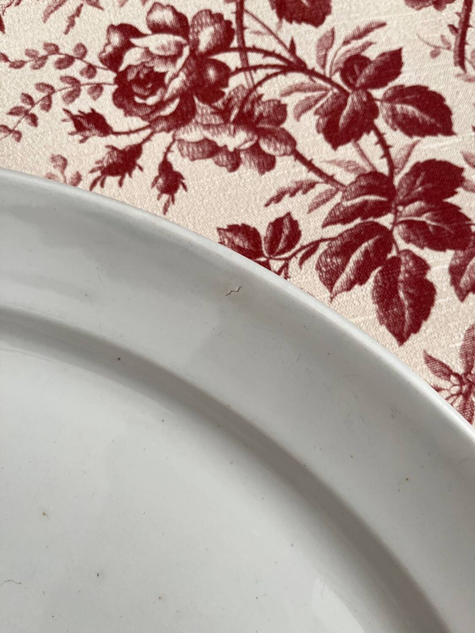 Plat ovale blanc en terre de fer Creil et Montereau fin XIXe