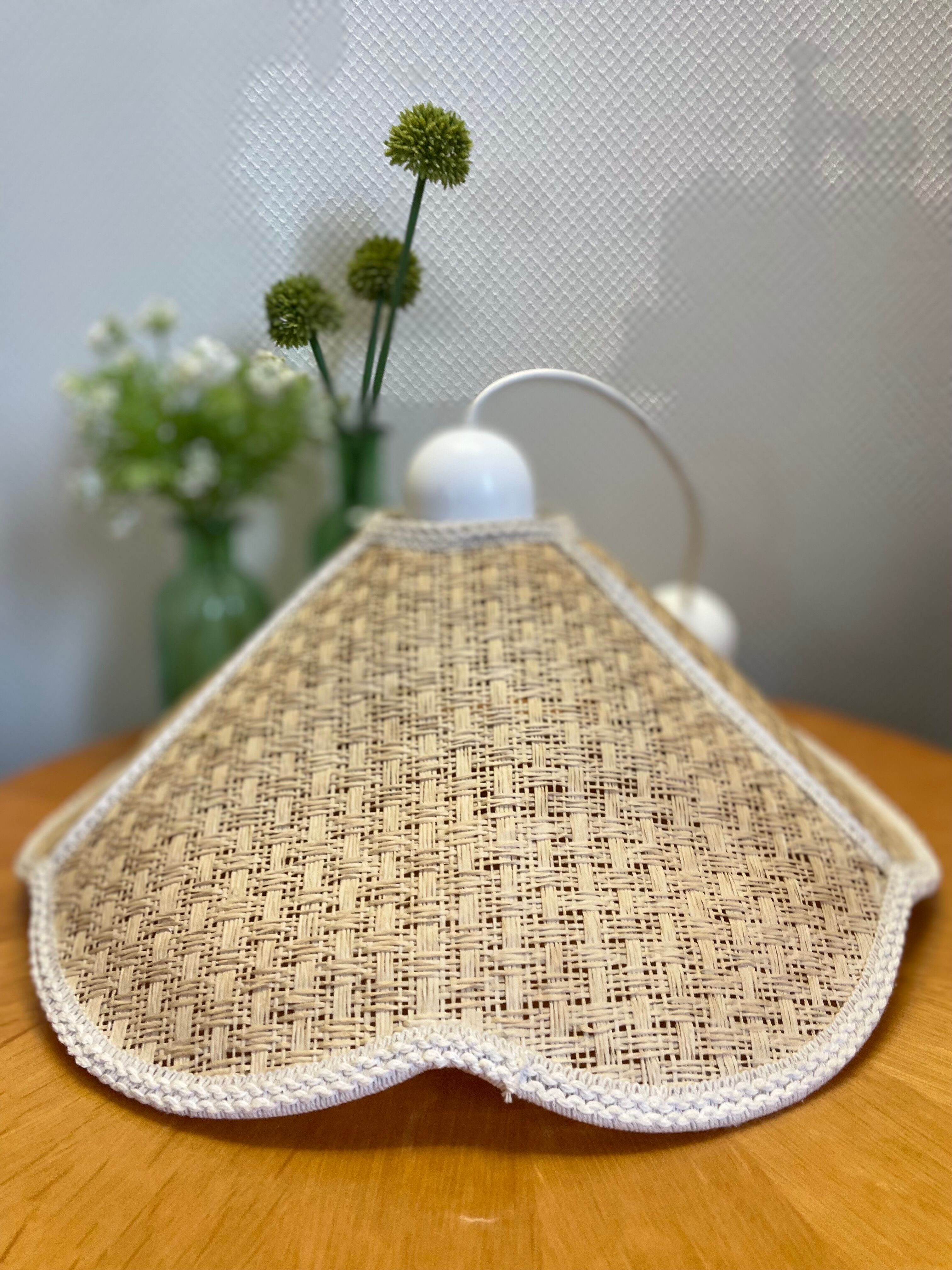 Suspension fleur en rotin vintage beige