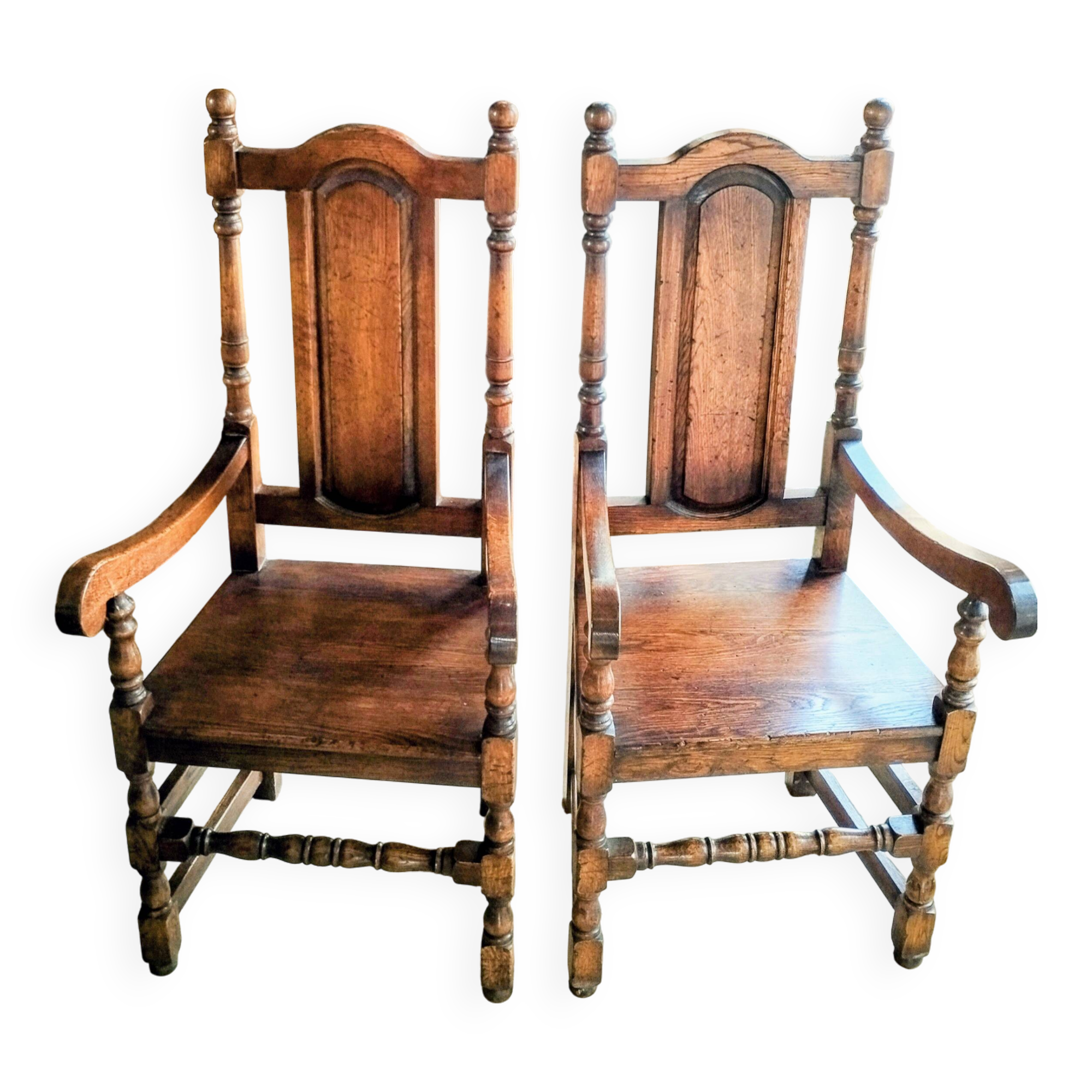 Paire de fauteuils en chêne massif patiné