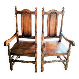 Paire de fauteuils en chêne massif patiné