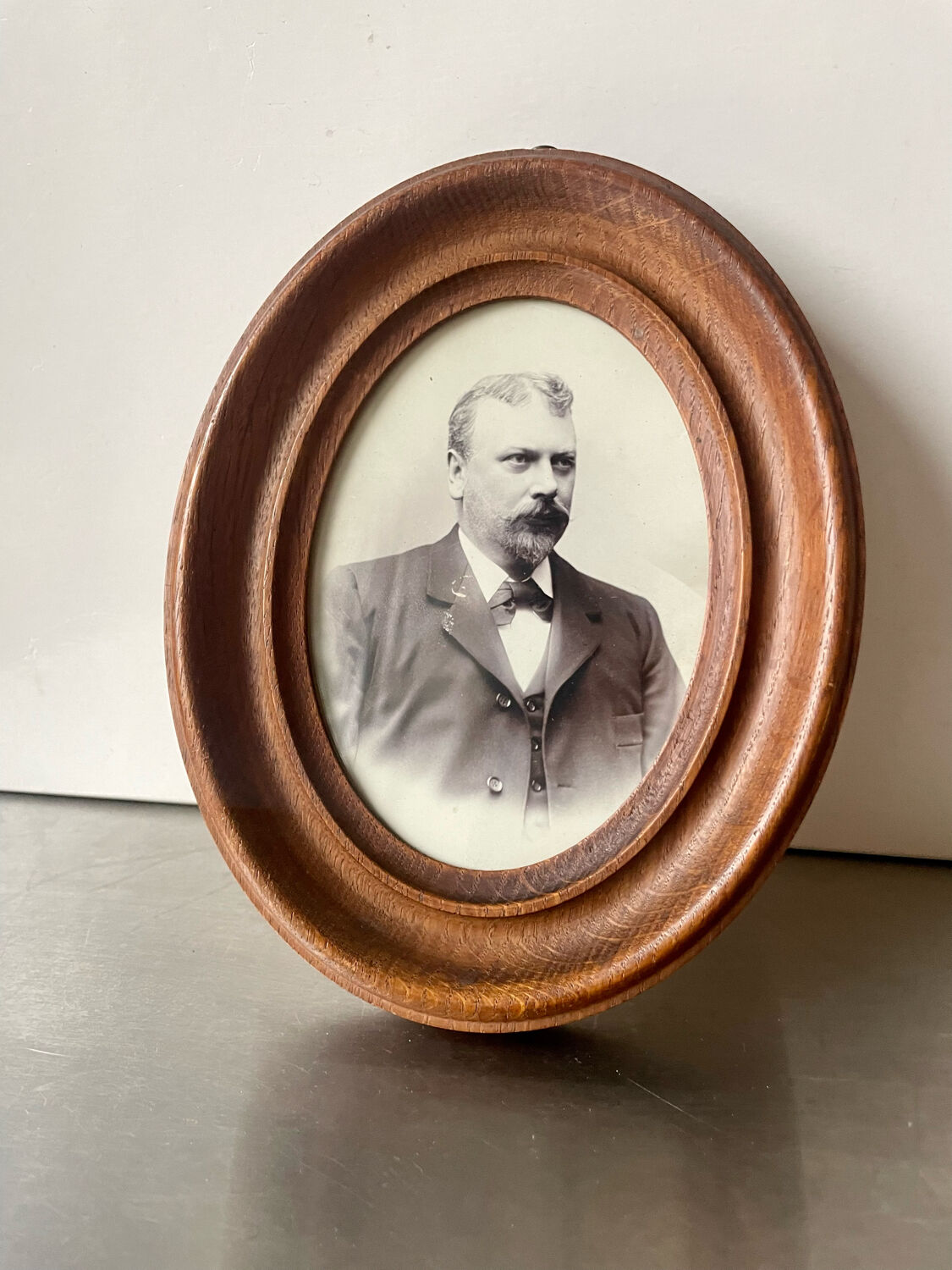 Antique wooden oval picture frame, 19.5 cm x 15.5 cm