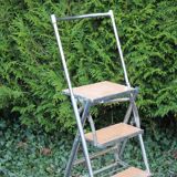 Retractable folding chair