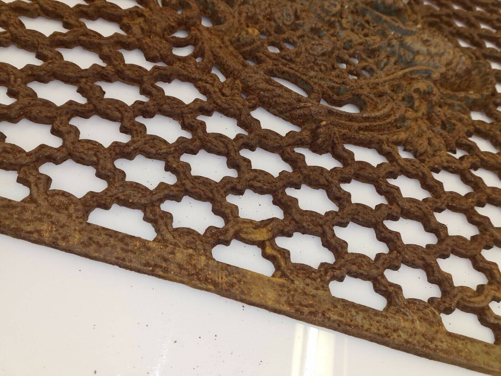 Grille de porte en fonte