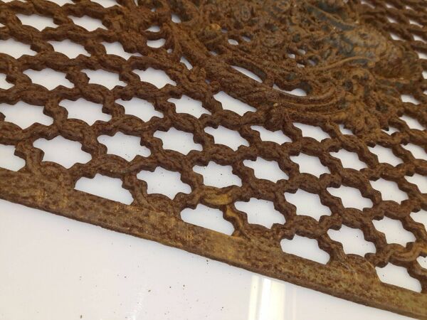 Grille de porte en fonte