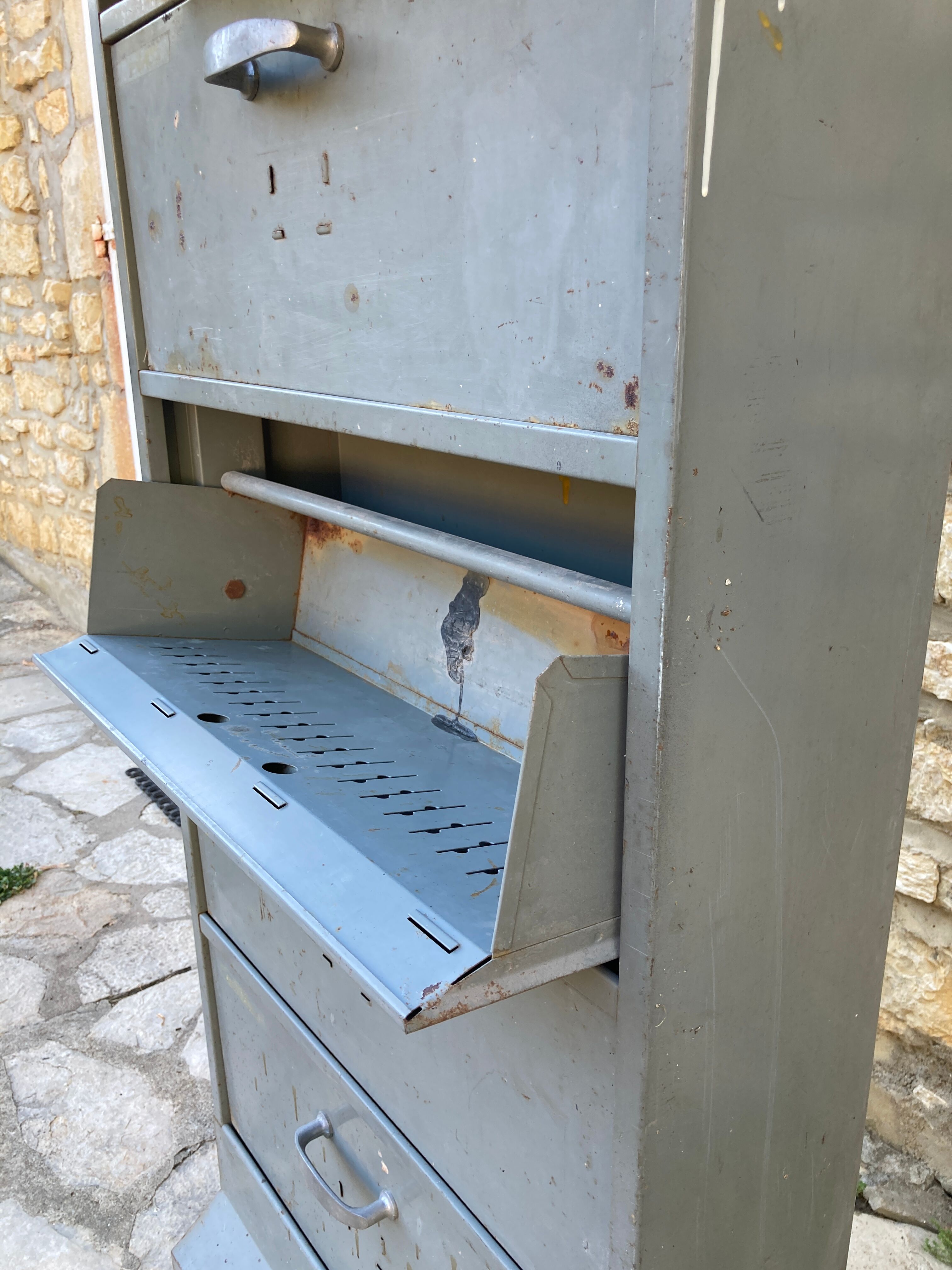 Metal workshop furniture with valves