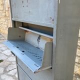 Metal workshop furniture with valves