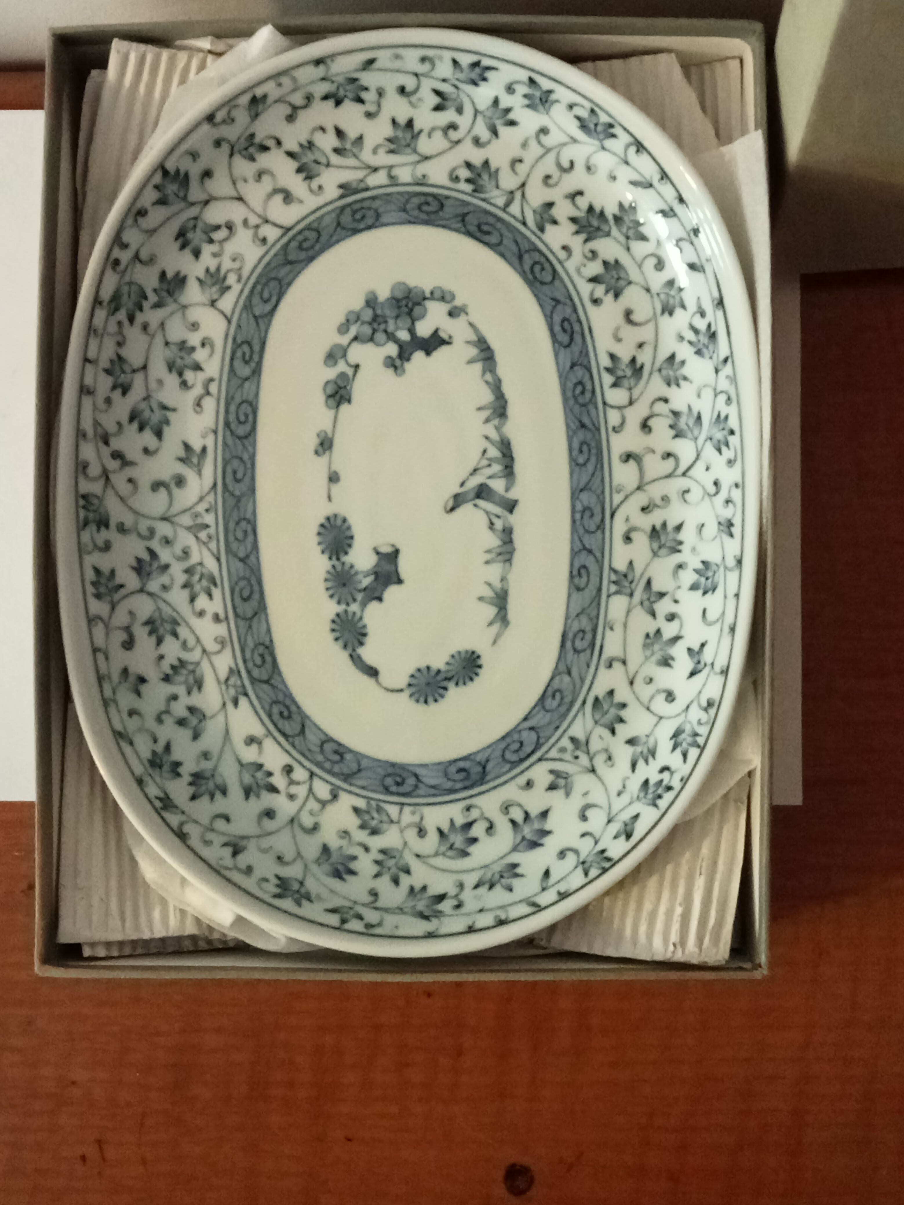 A set of 7 Japanese plates
