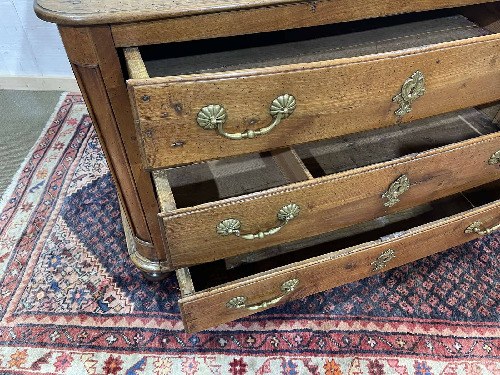 18th-century chest of drawers in walnut and fir