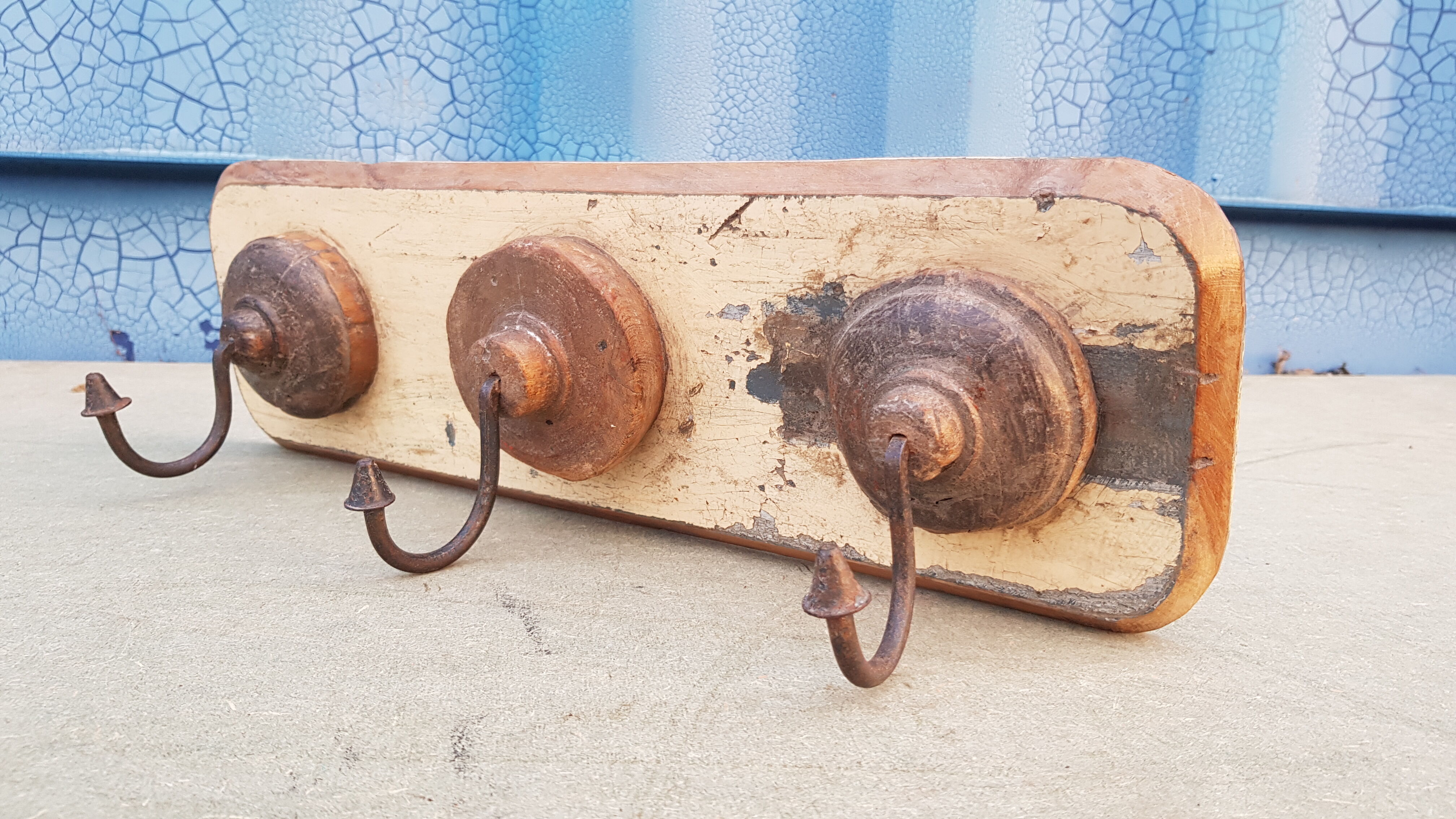 Ecru solid teak coat hook with 3 cast iron hooks