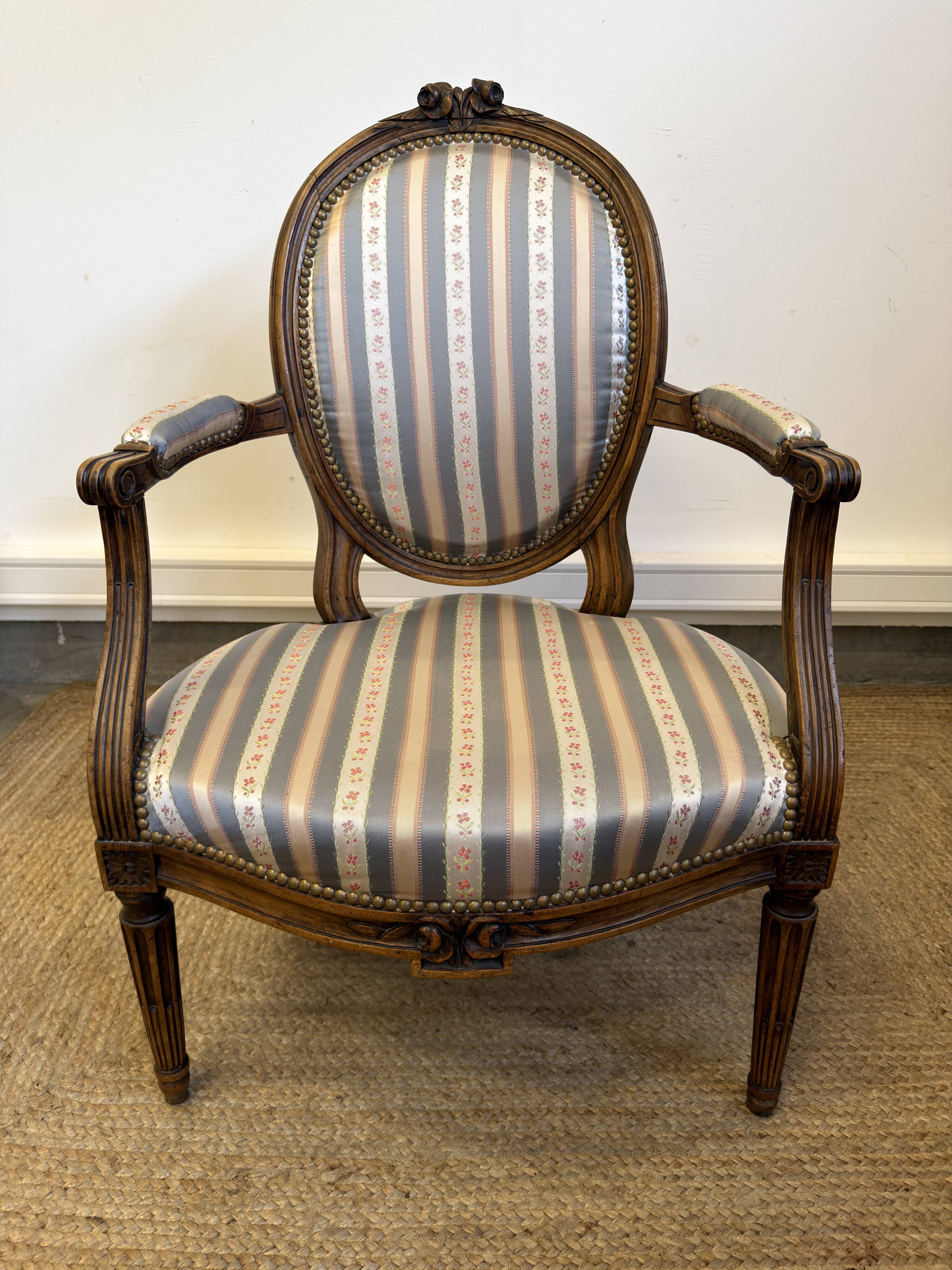 Fauteuil cabriolet médaillon de style Louis XVI