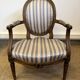 Fauteuil cabriolet médaillon de style Louis XVI