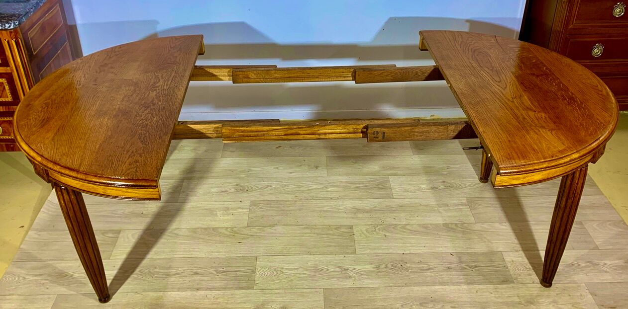 OVAL TABLE Art Deco period 1920 in solid oak, possibility of extensions