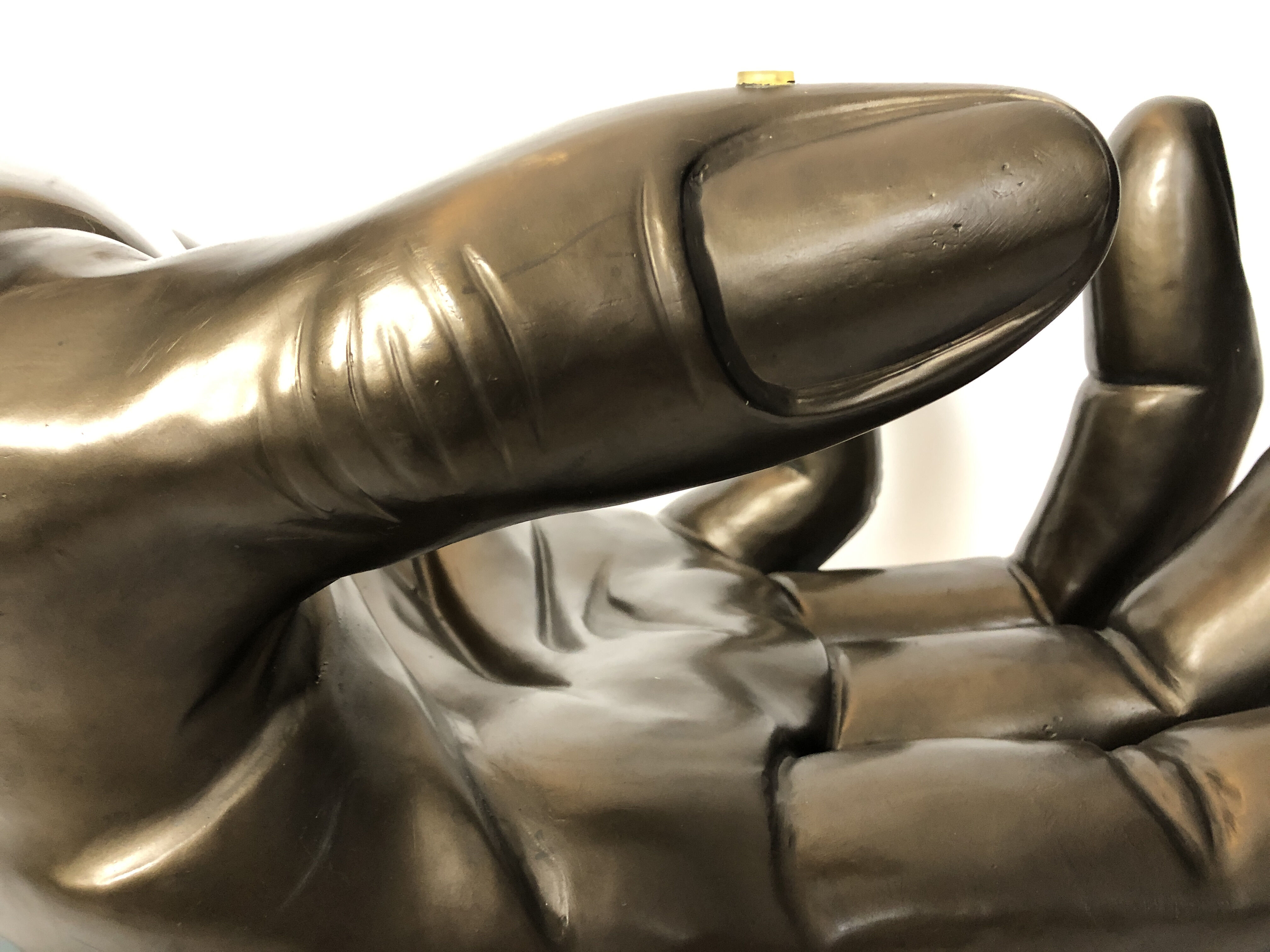 Hollywood Regency hand-shaped coffee table, from the 70s and 80s, in bronze patinated resin.