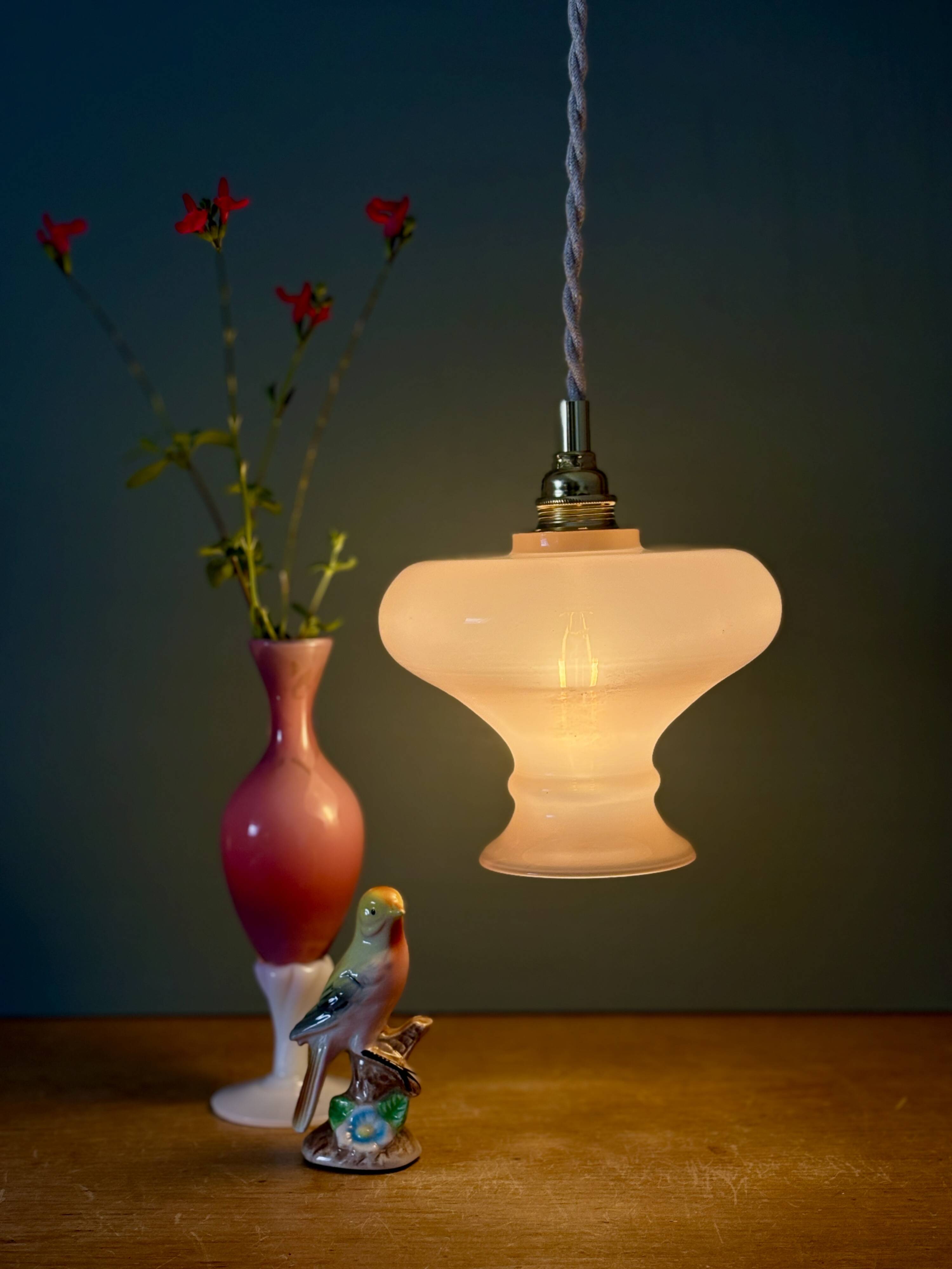 Suspension abat-jour vintage en opaline rose