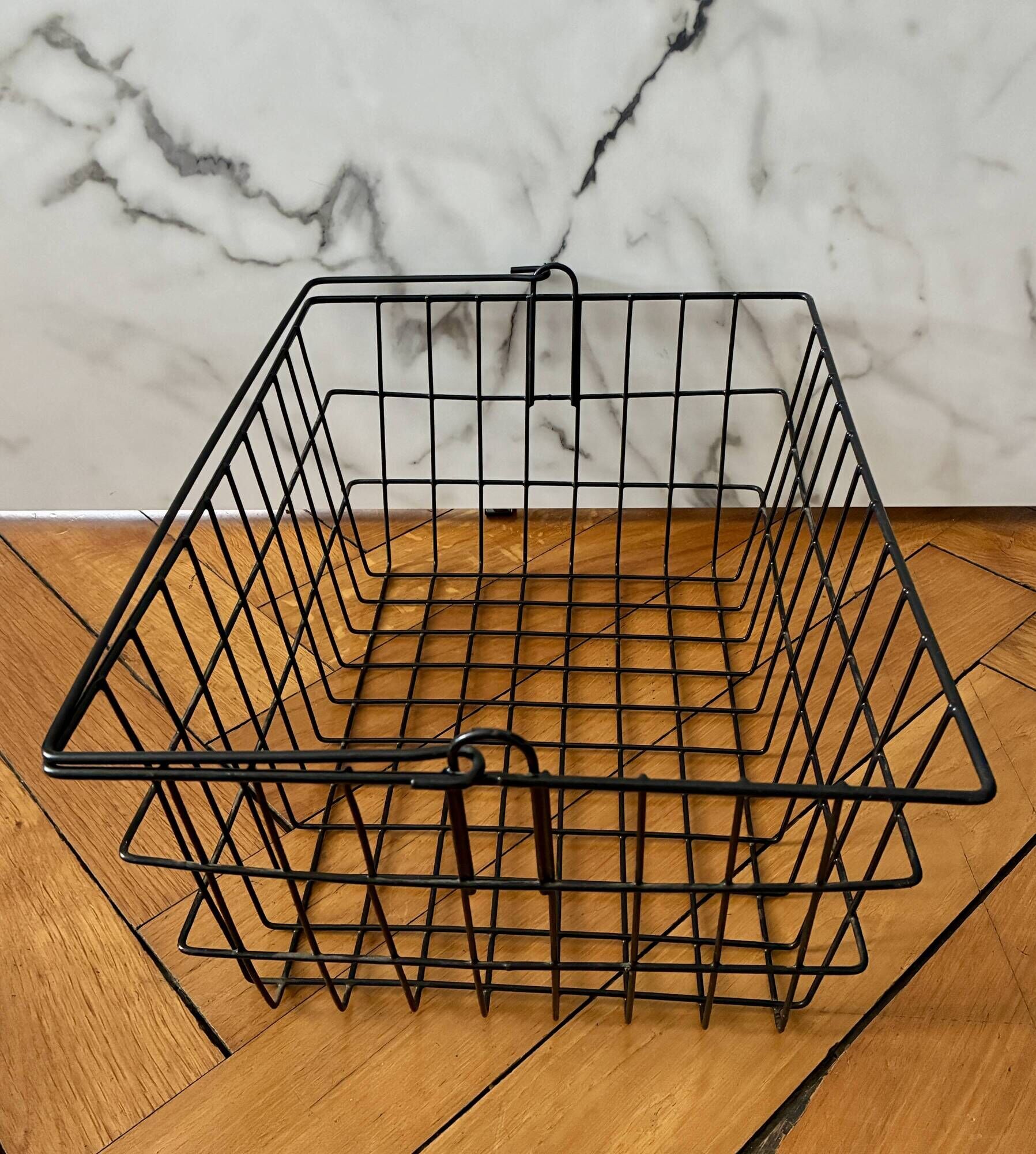 Metal basket with rectangular handle