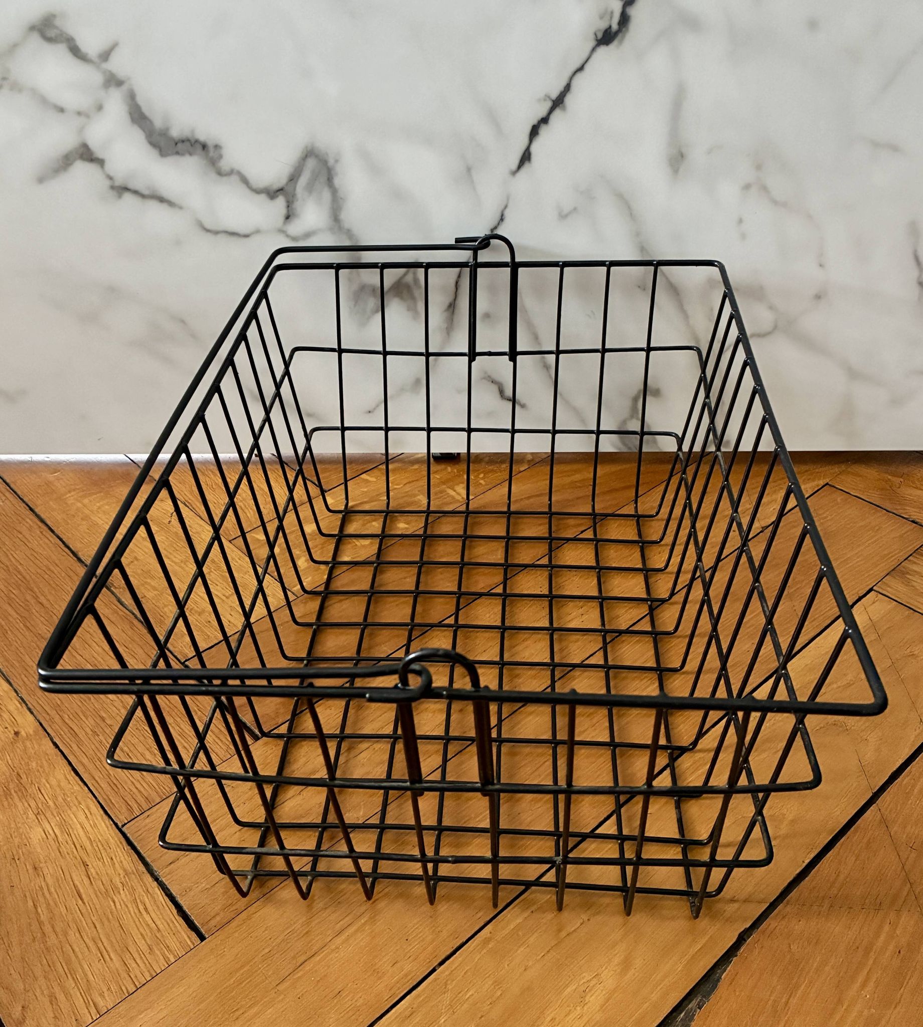 Metal basket with rectangular handle