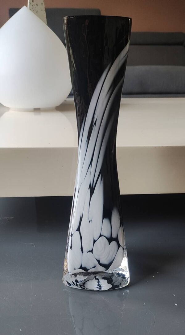 Vase triangulaire Noir Volutes fumée blanches.Dorothéenhütte Glashütte