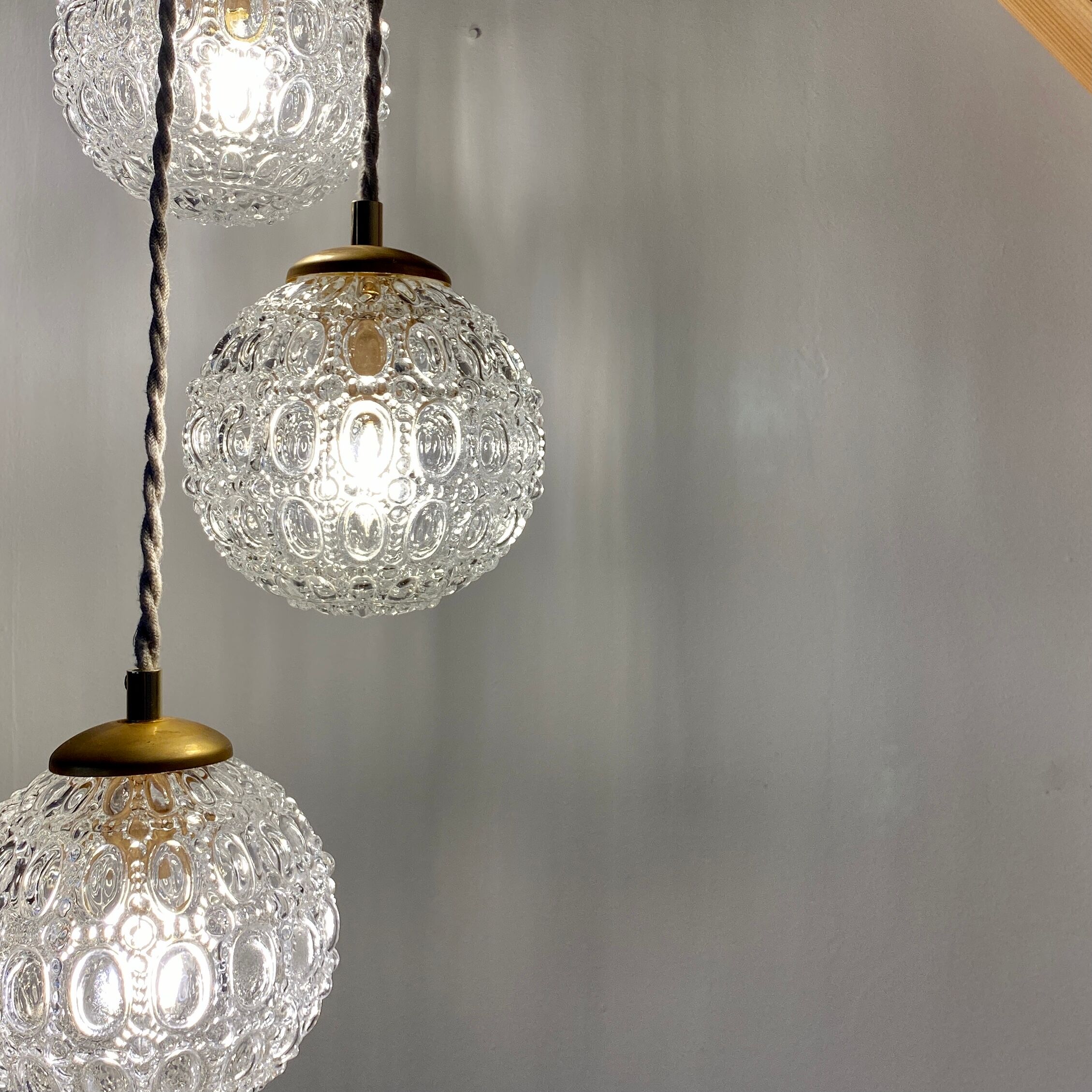 Suspension cascade three lights vintage globes in molded glass
