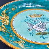 Assiette en faïence de Blois signée Ulysse Balon à décor de cygne et couronne
