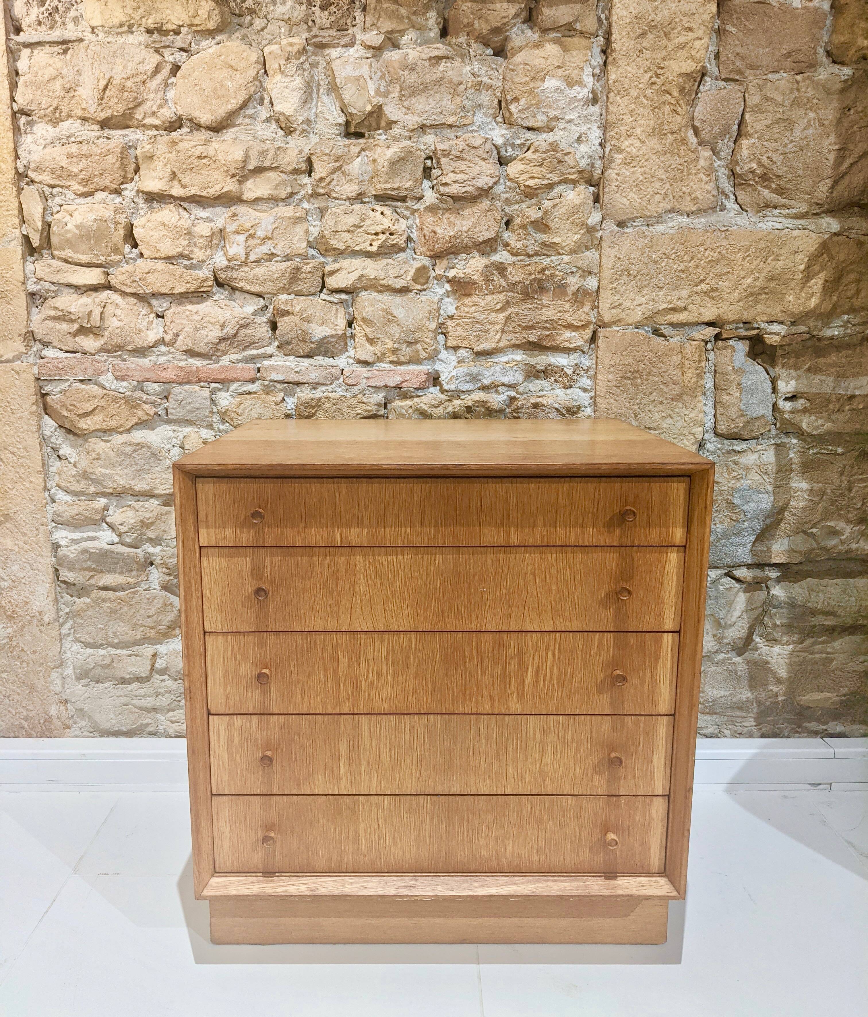 Oak chest of drawers