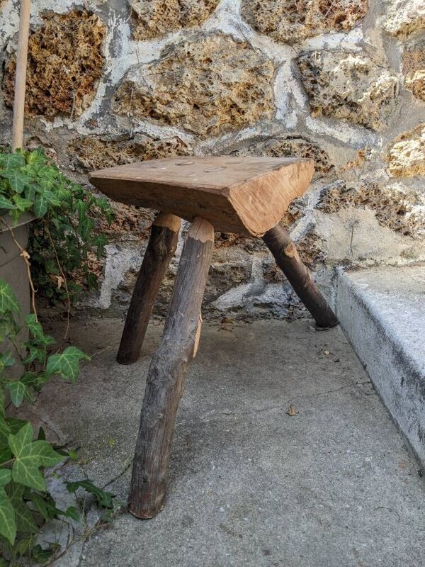 Tabouret tripode artisanal wabi-sabi décoration campagne slow bûche de bois