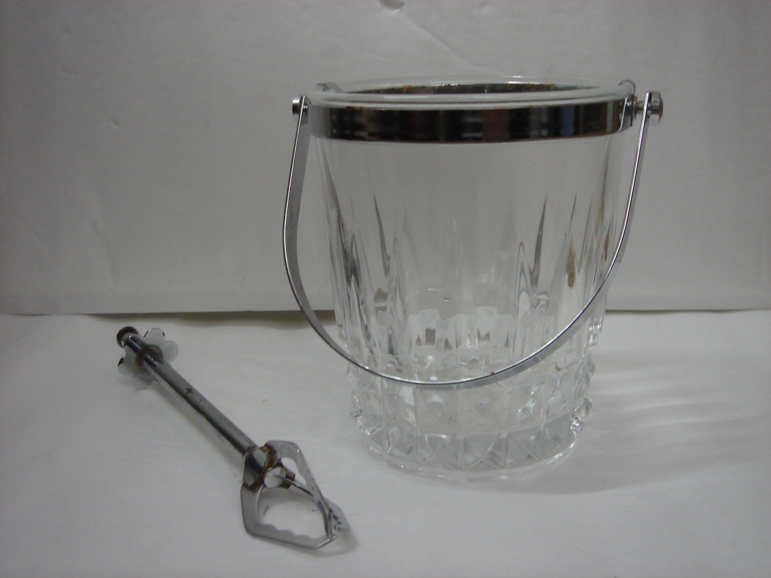 ice bucket (ice) in glass with his claw stainless