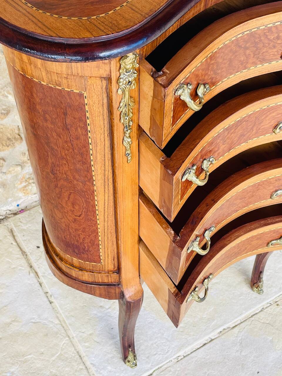 Commode style Louis XV en loupe d'orme et noyer
