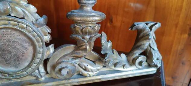 Ancient altar candlestick with cartagloria in gilded wood from the 18th century
