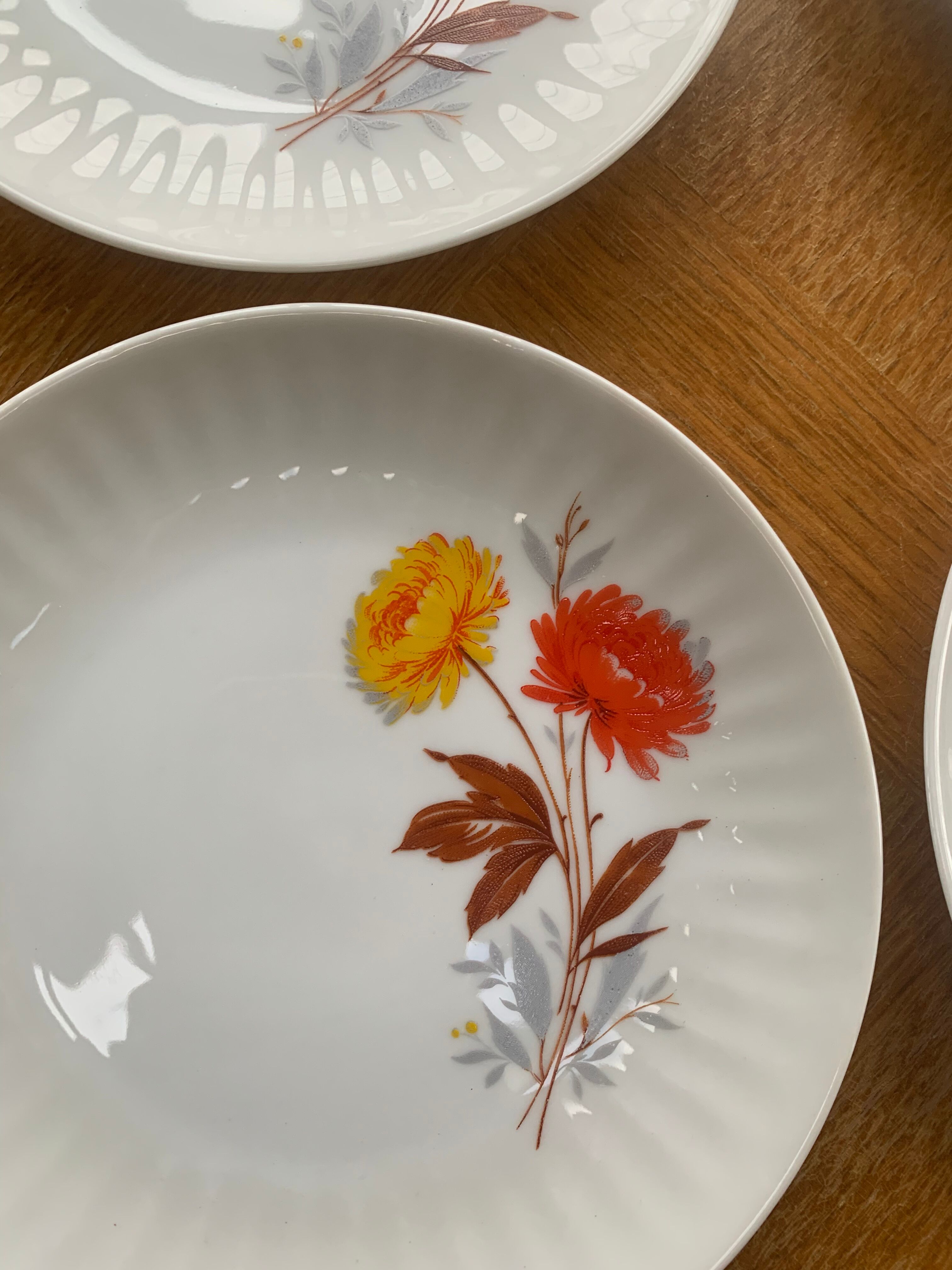 6 small porcelain plates and vintage orange and yellow flowers
