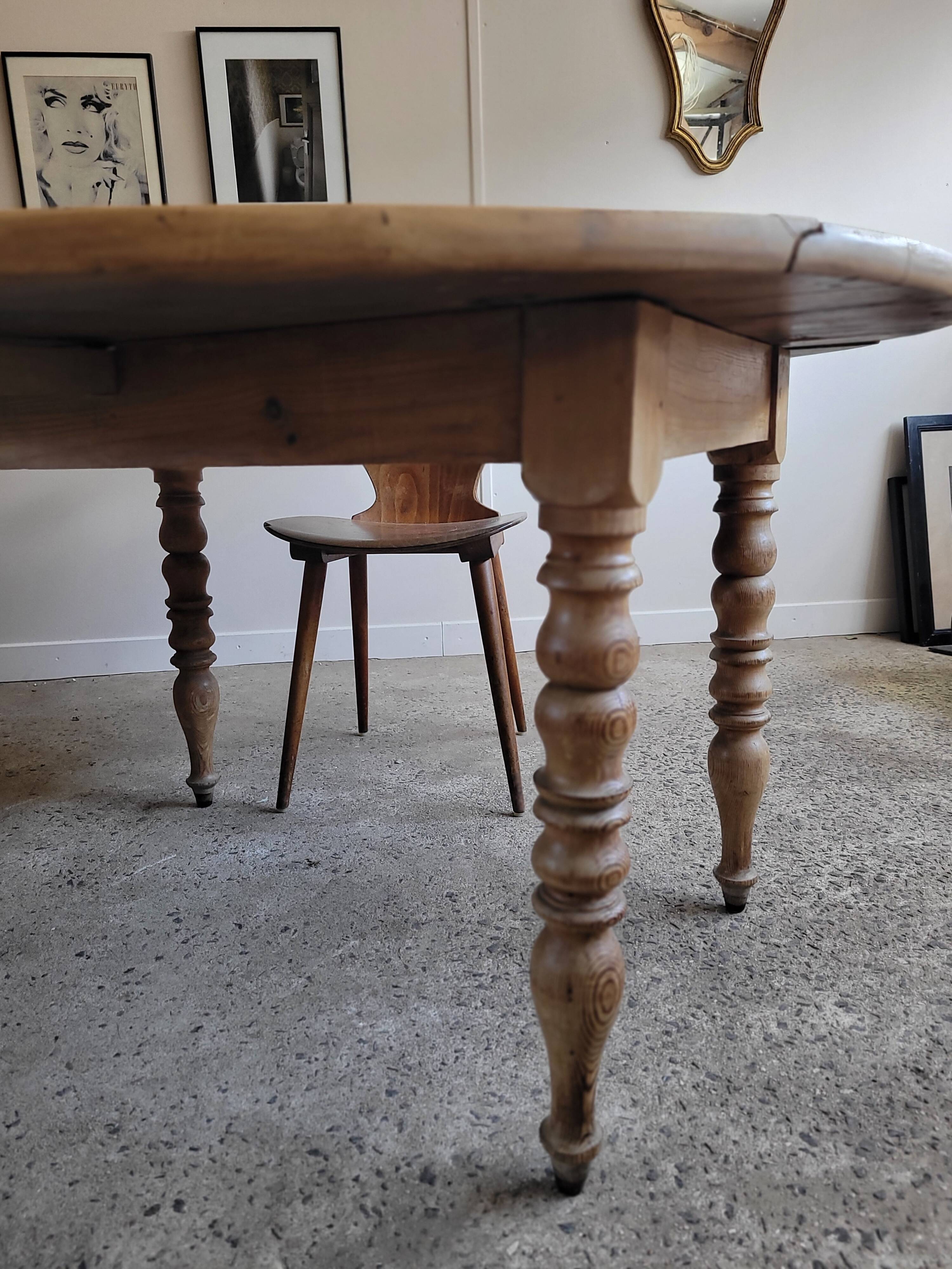 Round table with solid wood leaves